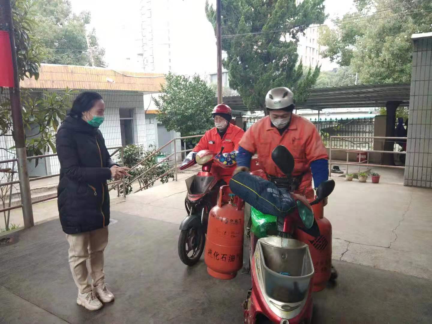 一个党员一面旗帜，液化气公司基层党员干部奋战疫期保供一线.jpg